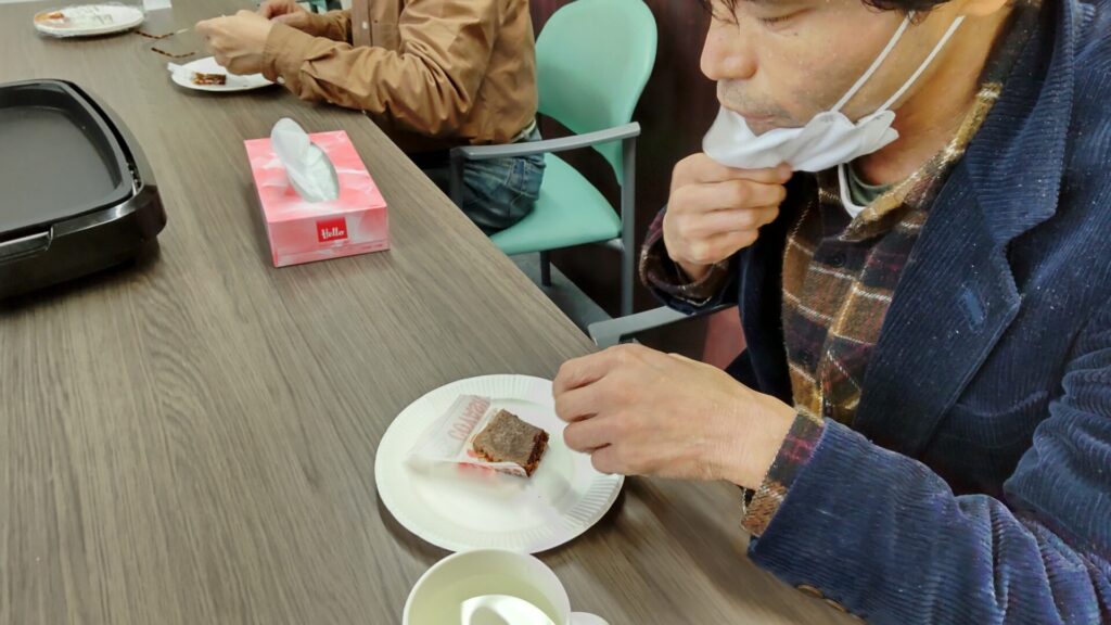 障害者施設「Hiタウン新栄」でお菓子作りをする利用者さま
