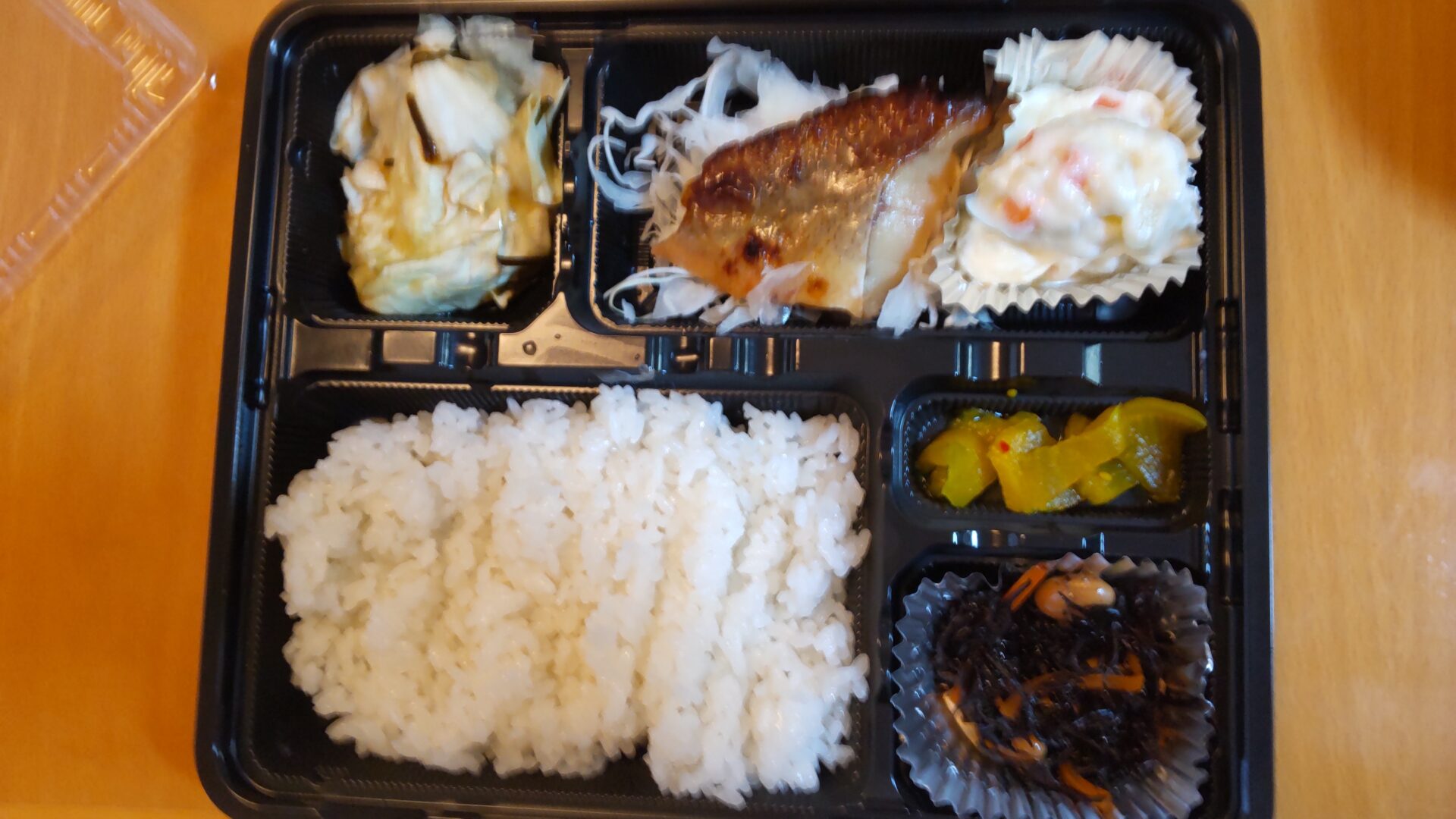 就労継続支援B型のカフェで提供される焼き魚弁当